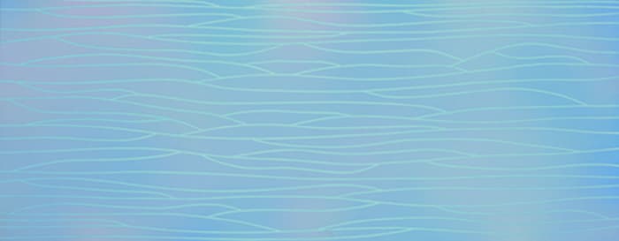 Grande immagine parallela n.5: il dipinto mostra delle lunghe linee ondulate orizzontali di colore azzurro-chiaro, che si incontrano tra loro su uno sfondo blu chiaro che sfuma su tonalità più scure e rosee.
