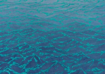 Alto sale 2: l'opera di Carlo Battaglia rappresenta delle onde marine di colore blu, che sfumano dal basso verso l'orizzonte da scuro a più chiaro.