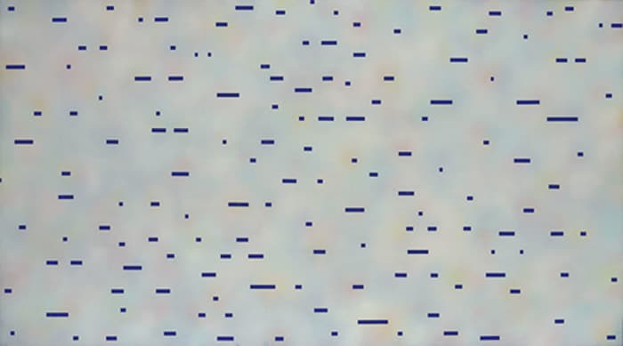 Spargi, opera di Carlo Battaglia: il dipinto mostra una tempesta di linee blu orizzontali di varie dimensioni su uno sfondo grigio con sfumature maculate più scure e tendenti al giallo e al rosa.